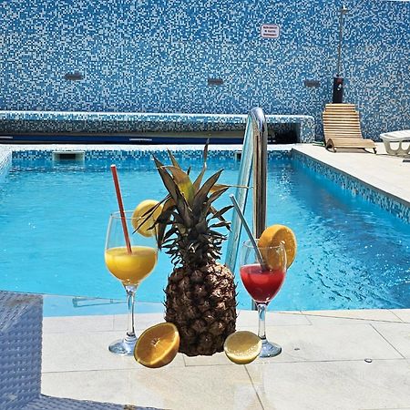 The Golden Grotto Apartments โนวาลยา ภายนอก รูปภาพ