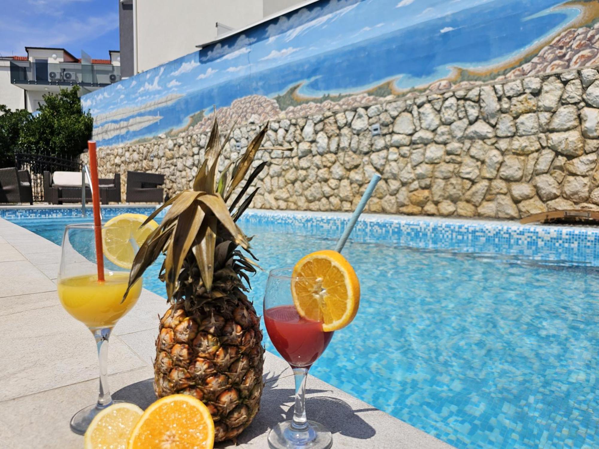 The Golden Grotto Apartments โนวาลยา ภายนอก รูปภาพ
