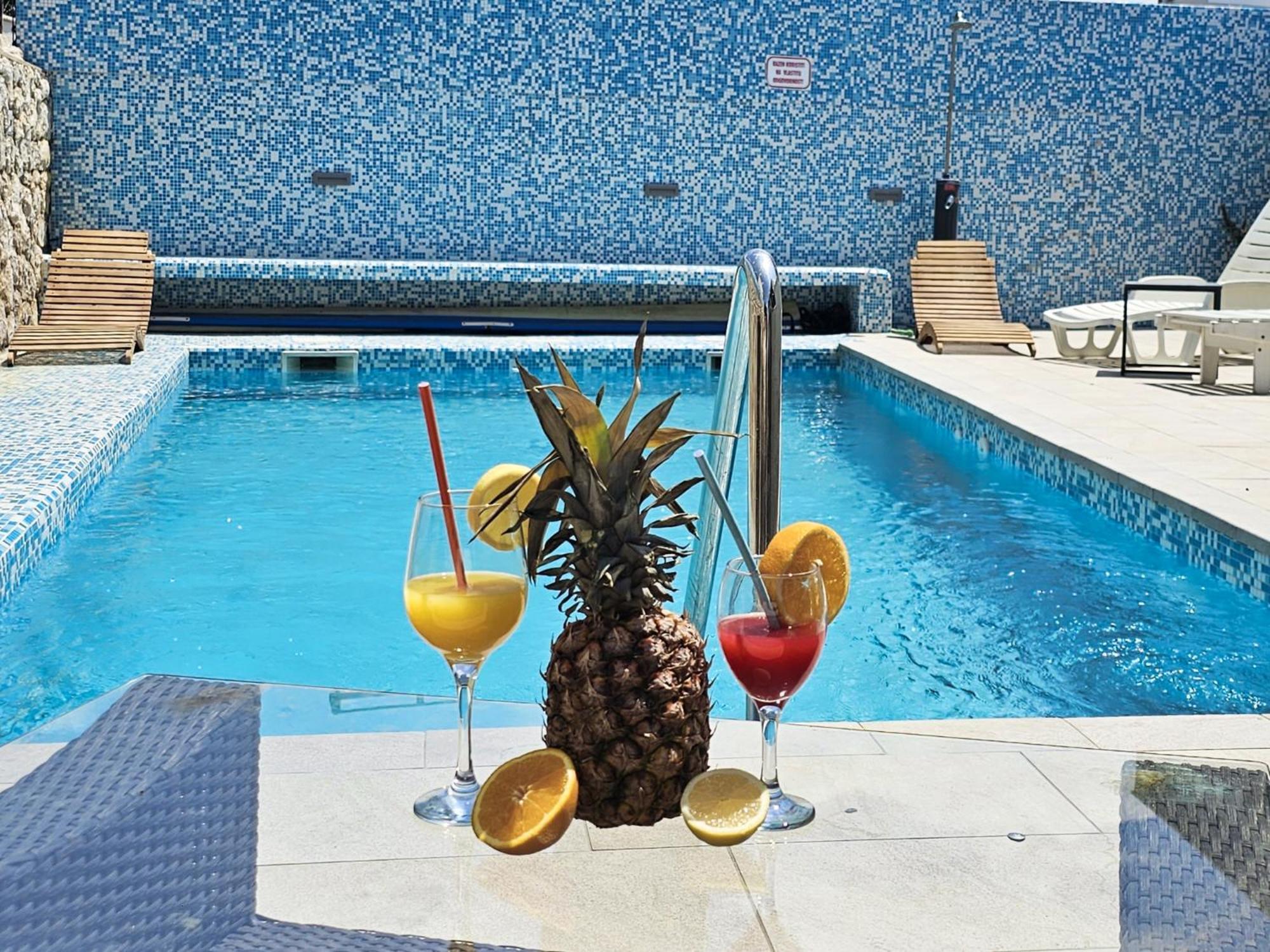The Golden Grotto Apartments โนวาลยา ภายนอก รูปภาพ